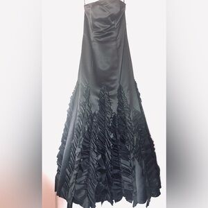 JESSICA McCLINTOCK Elegant Black Satin Evening Gown with Textured Ruffle Skirt
